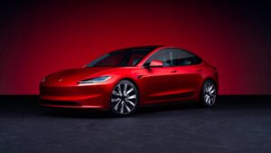Tesla a introdus la vânzare varianta facelift a mașinii electrice Model 3, inclusiv în România.